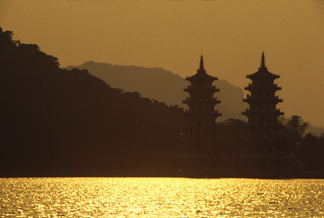 Tiger-Dragon-Pagoda, Lotus Lake, Kaohsiung, Taiwan
