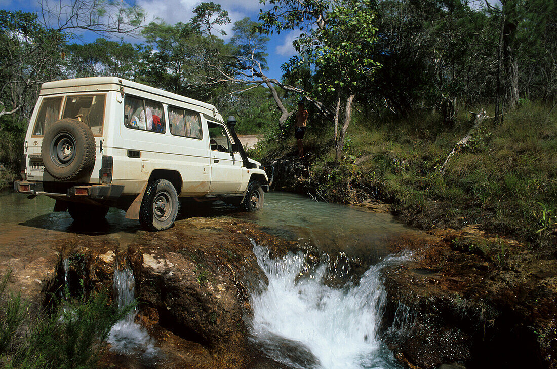 Flussüberquerung im Geländerwagen, Telegraph Track, Kap York Halbinsel, Outback, Queensland, Australien
