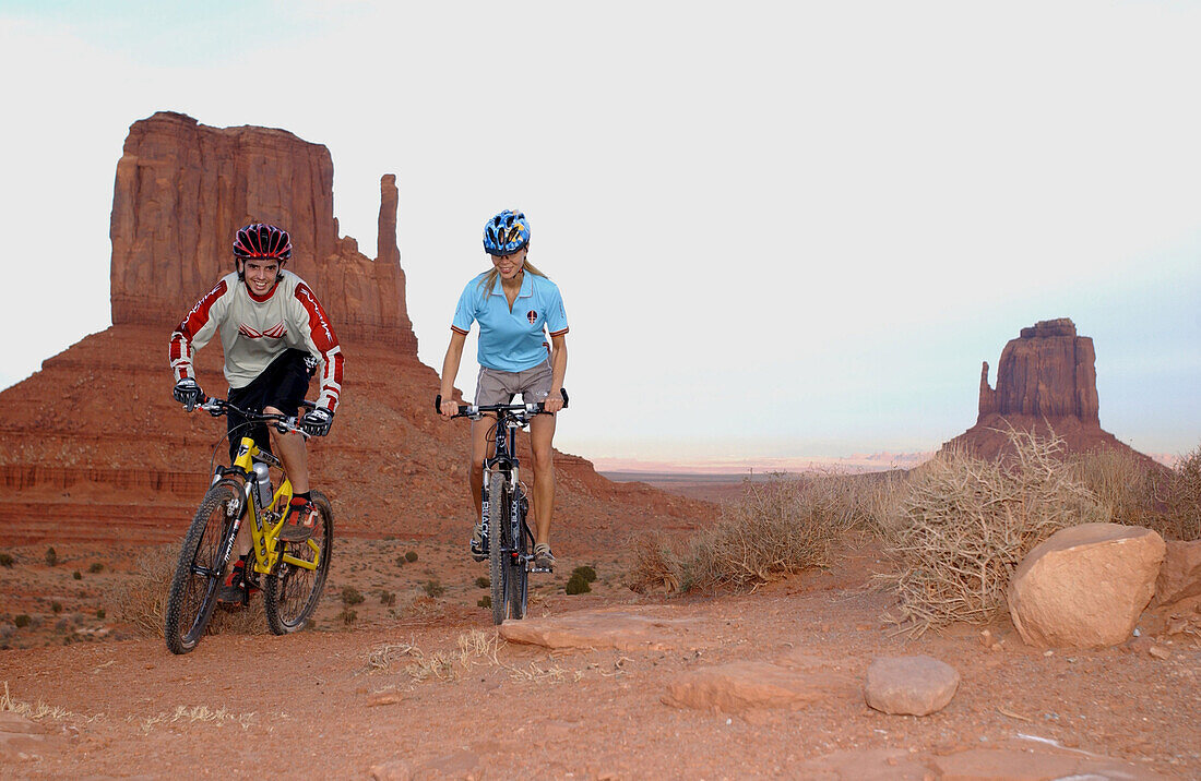 Couple on a mountainbike tour in Monument Valley, Monument Valley Arizona, USA