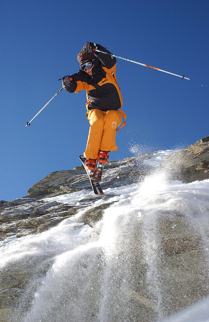 Skifahrer macht einen Sprung, Freeskiing, Skifahren, Wintersport