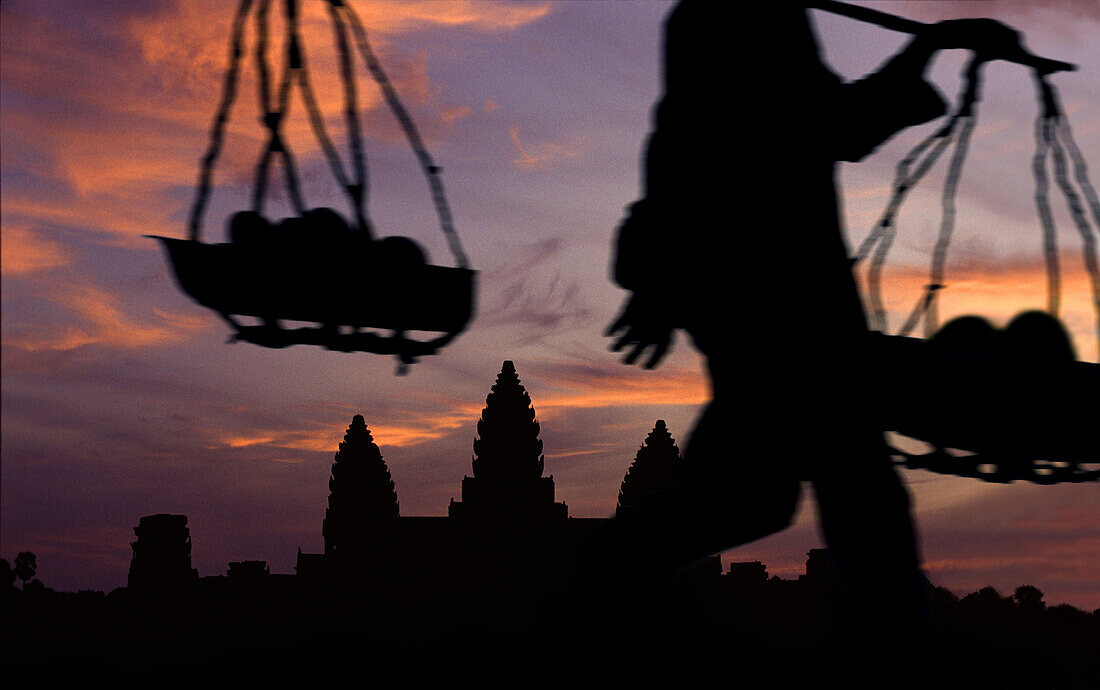 Vendor's way home, Angkor Wat, Angkor Wat, Siem Raep Cambodia, Asia