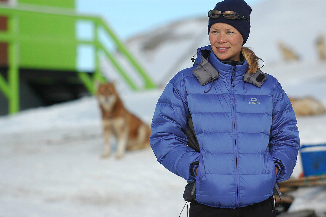 Junge Frau, Hund im Hintergrund, Jakobshavn, Ilulissat, Grönland