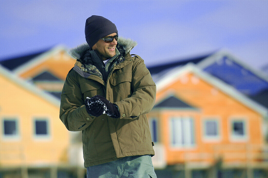 Junge Mann spielt im Schnee, Jakobshavn, Ilulissat, Grönland