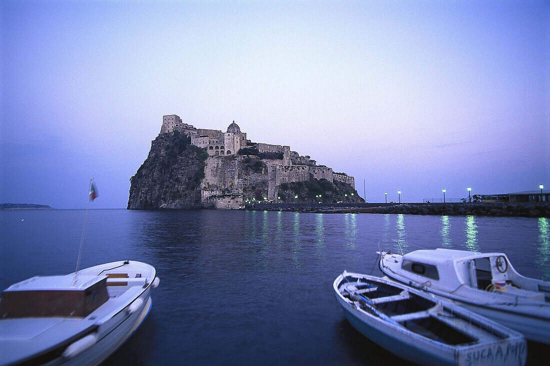Castello Aragonese, Fischerboote, Ischia Porte, Ischia Kampanien, Italien