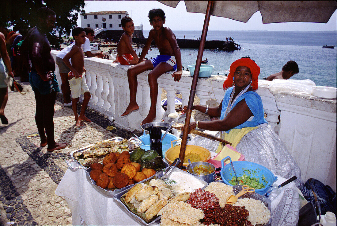 Menschen an einer Garküche an der Strandpromenade, Porto da Barra, Salvador da Bahia, Brasilien, Südamerika, Amerika