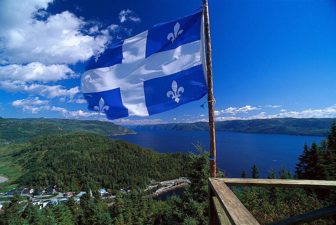 Sainte-Rose-du-Nord, Fahne von Quebec, Saguenay Fjord, Quebec, Kanada, Nordamerika, Amerika