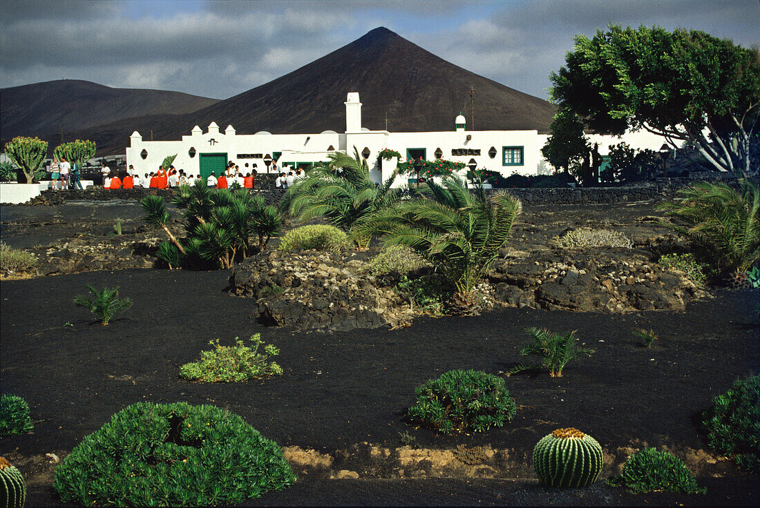 César Manrique Haus vor einem Vulkan, Lanzarote, Kanarische Inseln, Spanien. Europa