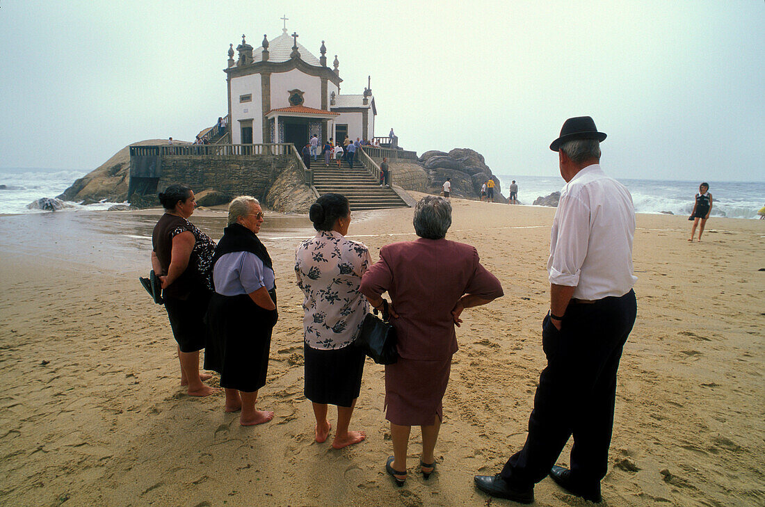 Pilger vor Pilgerkapelle Senhor da Pedra, Miramar bei Porto, Portugal