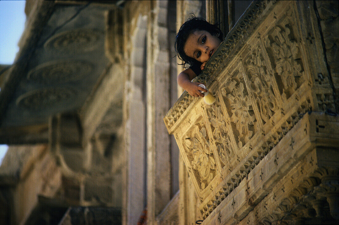 Mädchen auf Balkon, Jaisalmer, Rajasthan, Indien, Asien