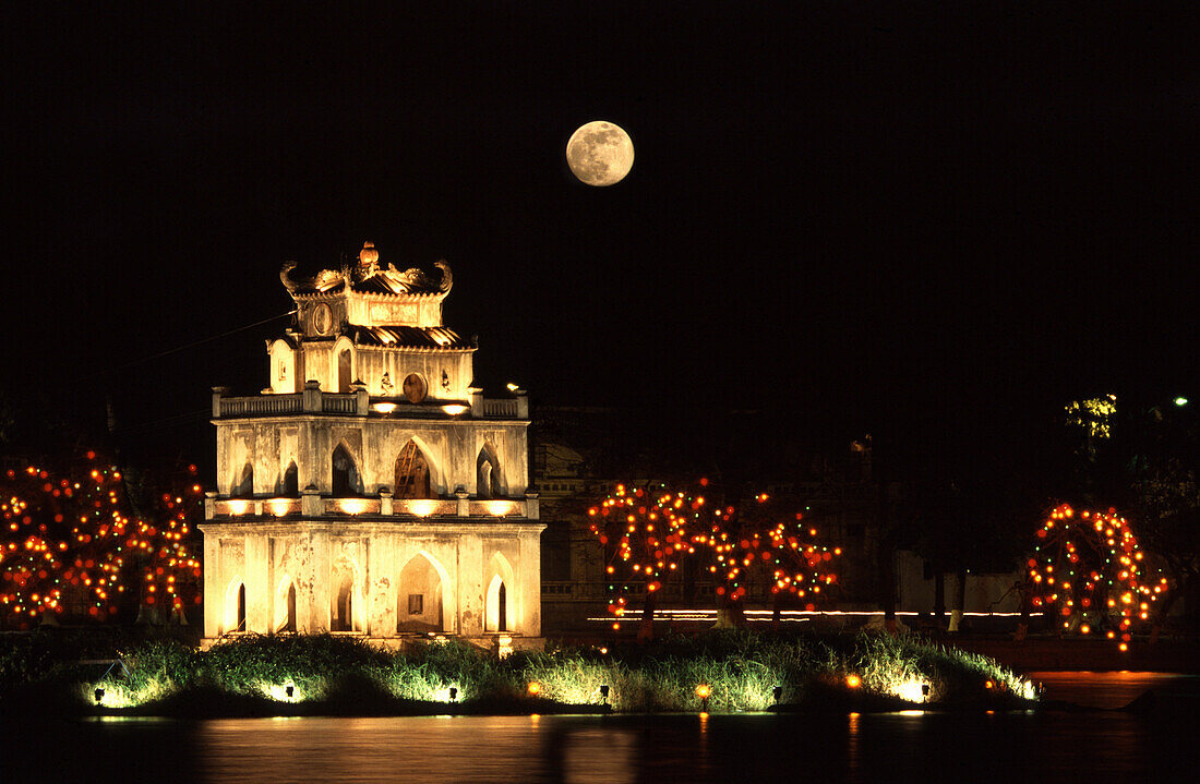 Der beleuchtete Thap Rua Tempel bei Nacht, Hanoi, Vietnam, Asien