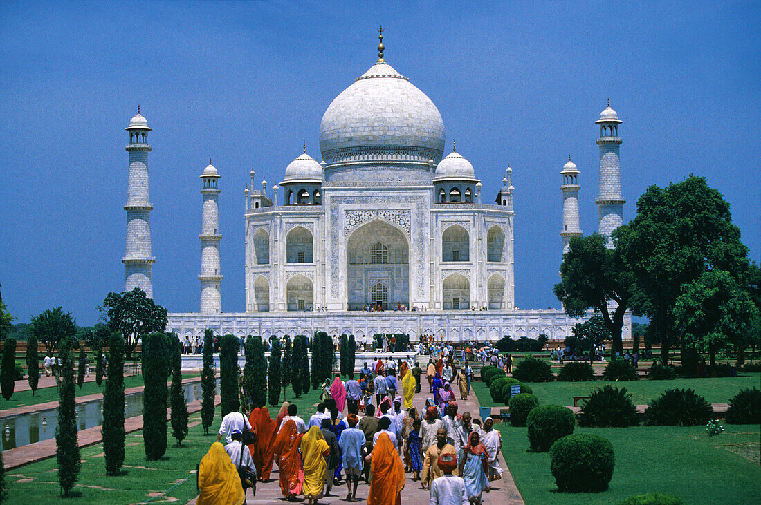Menschen vor dem Taj Mahal im Sonnenlicht, Agra, Uttar Pradesh, Indien, Asien