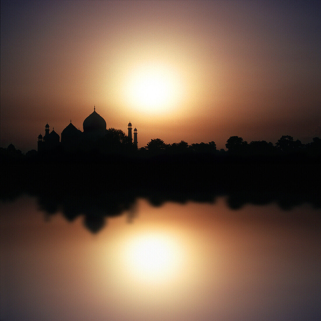 Das Taj Mahal spiegelt sich im Fluss bei Sonnenuntergang, Agra, Uttar Pradesh, Indien, Asien