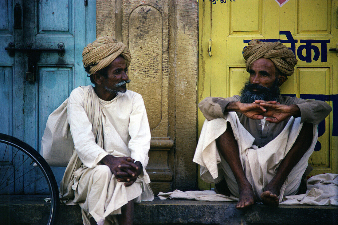 Gespräch zweier Männer in Jaisalmer, Jaisalmer, Rajasthan, Indien, Asien