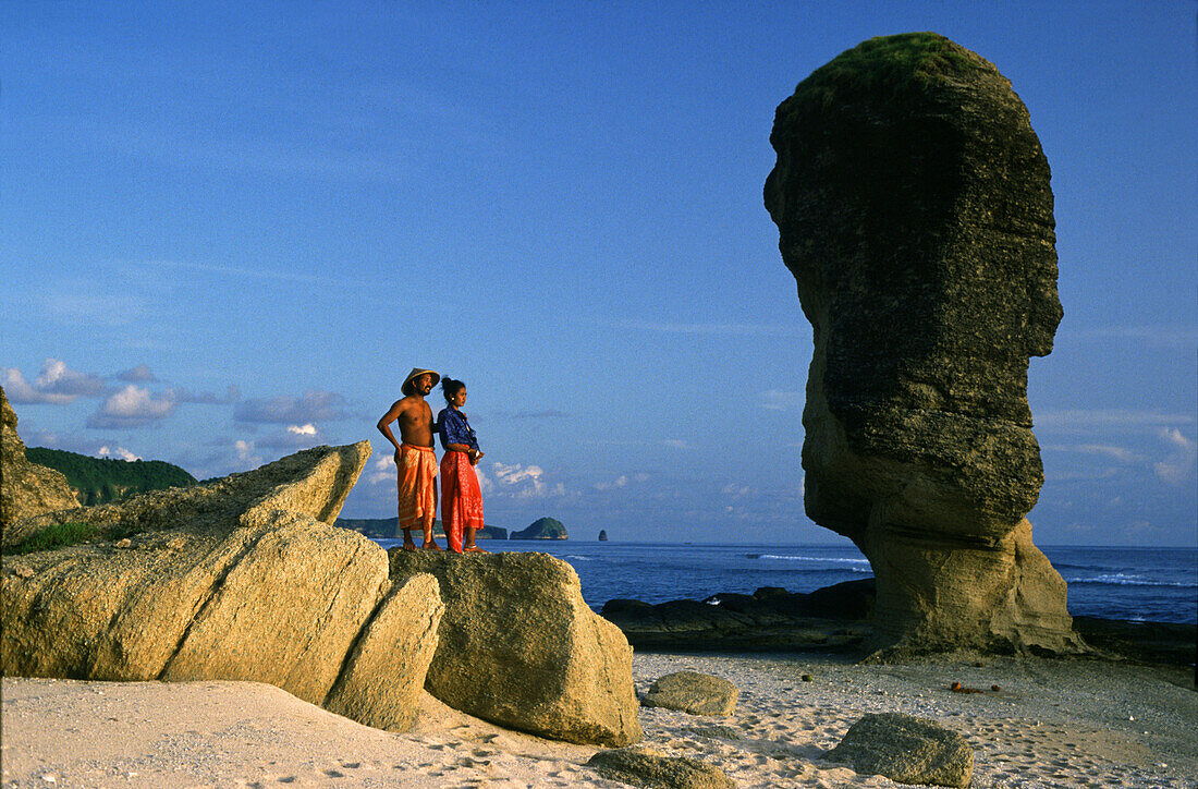 Couple on Kuta beach in the evening light, Lombok, Bali, Indonesia, Asia