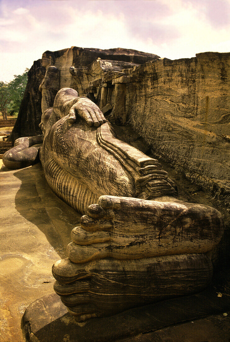 Liegende Buddhafigur aus Stein, Gal Vihara, Polonnaruwa, Sri Lanka, Asien