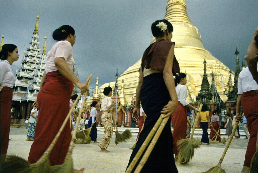 Shwedagon Pagoda sweeping ritual, , Rangoon, Myanmar Asia