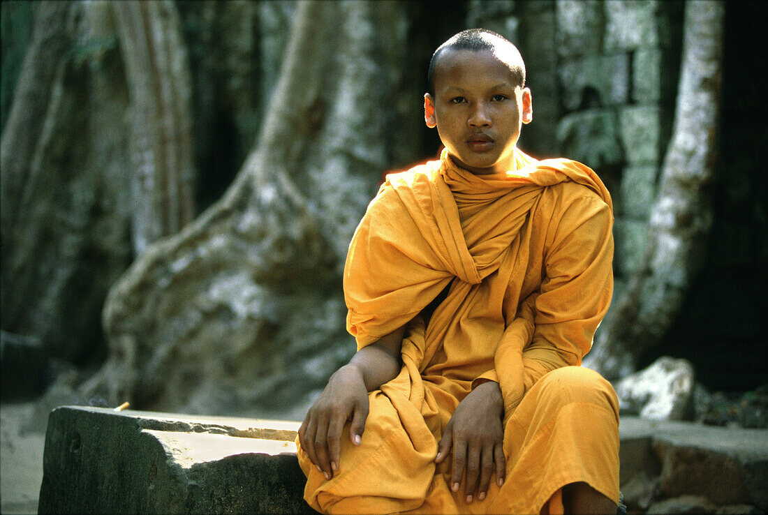 Mönch im Ta Prom Tempel, Angkor, Siem Raep, Kambodscha, Asien