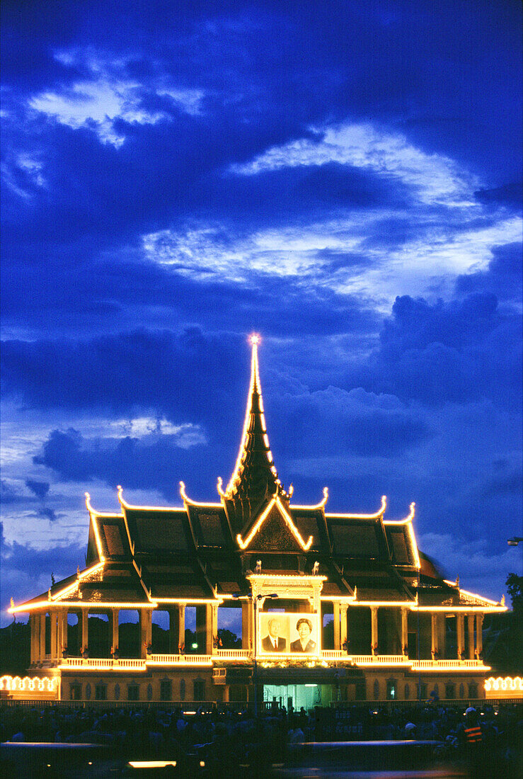 Der beleuchtete Königspalast bei Nacht, Phnom Penh, Kambodscha, Asien
