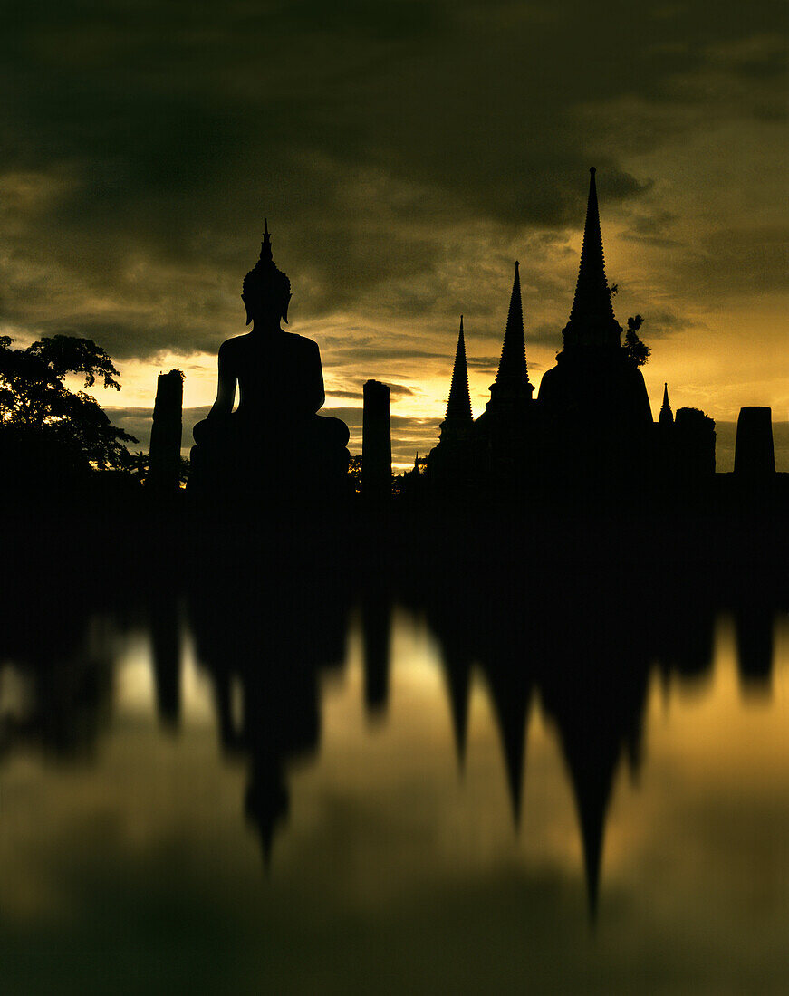 Tempel und Buddhastatue spiegeln sich am Abend im Fluss, Wat Phra Si Sanphet, Ayuthaya, Thailand, Asien
