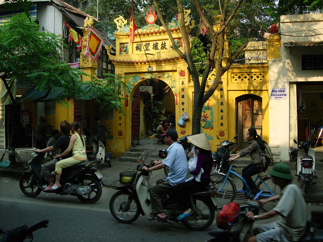 Temple in Hanoi, Hanoi, Vietnam, Indochina, Asia