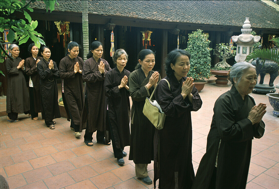 Betende Frauen im Tempel der Tran Quoc Pagode, Hanoi, Vietnam, Asien
