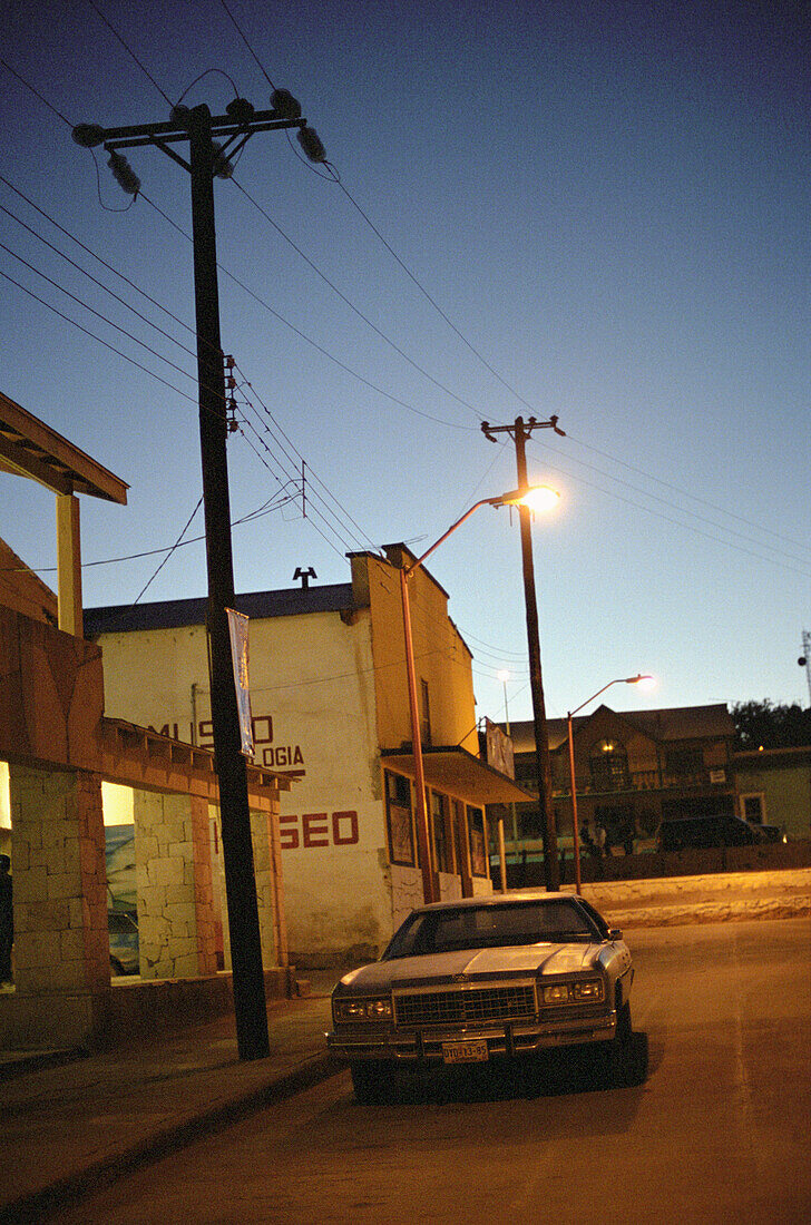 Straße mit Auto bei Nacht, Creel, Chihuahua, Mexiko