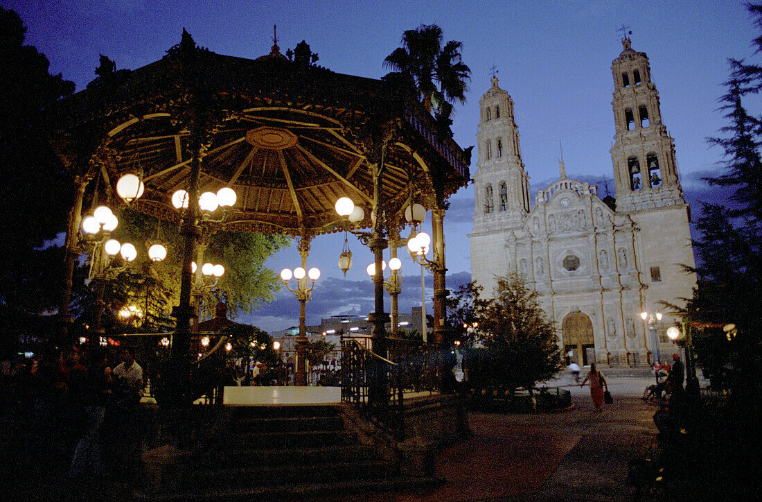 Pavillon und Kathedrale, Chihuahua, Mexiko