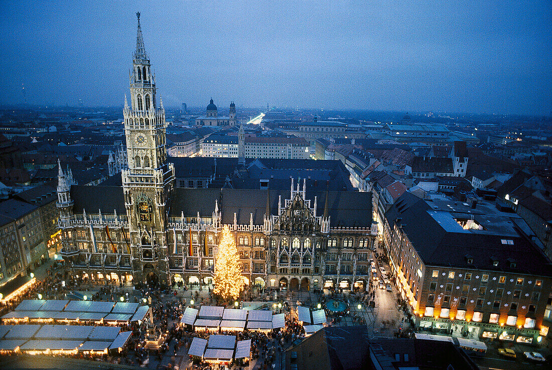 Blick auf den Christkindlmarkt am Abend, Marienplatz, München, Bayern, Deutschland, Europa