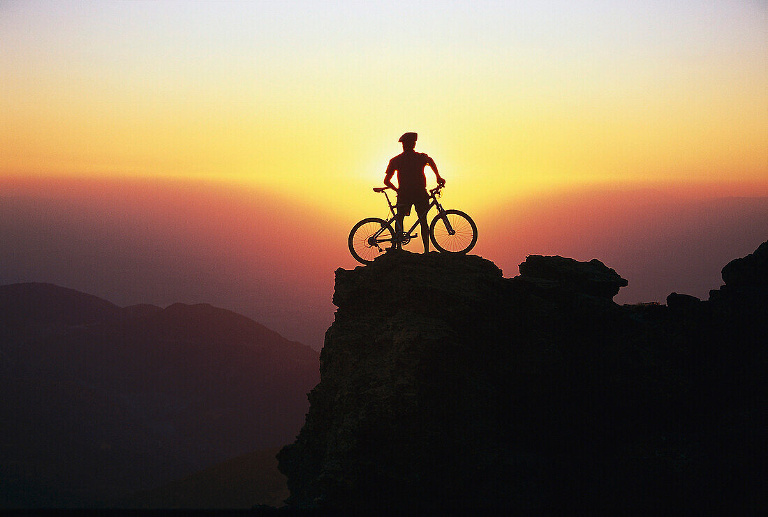 Mensch steht oben auf dem Gipfel, Mountainbiken, Andalusien, Spanien