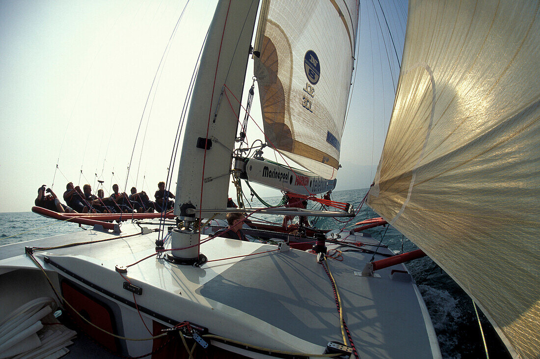 Menschen auf einem Segelboot bei einer Regatta, Centomiglia, Gardasee, Italien, Europa