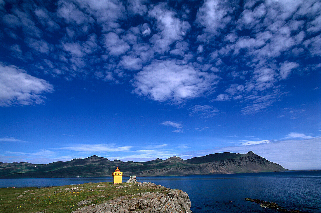 Küstenlandschaft  und Bucht im Abendlicht, Faskrudsfjördur, Island