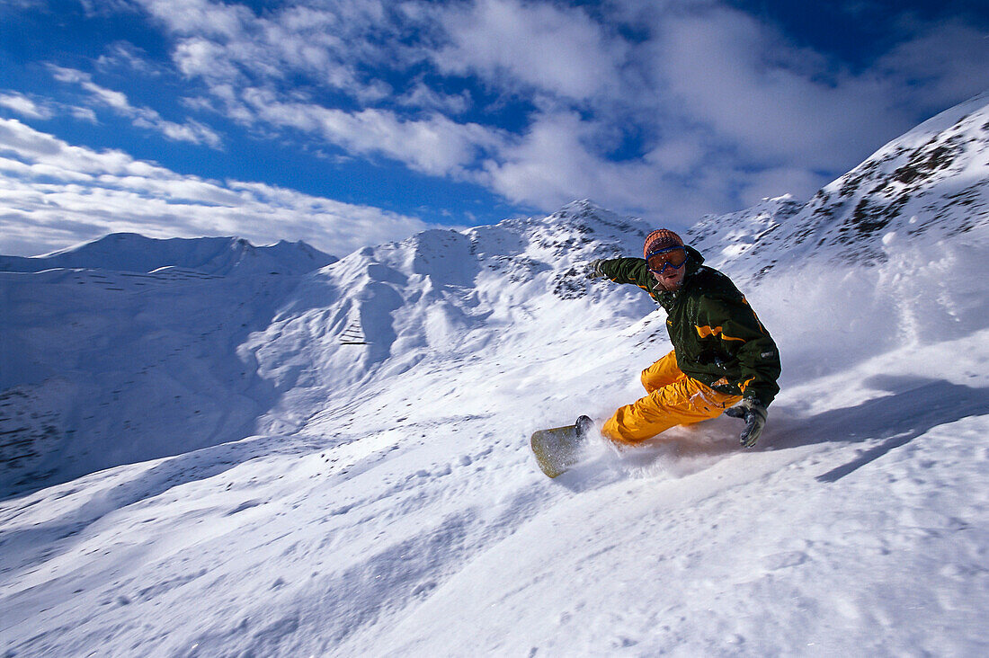 Snowboarder bei der Abfahrt, Serfaus, Tirol, Österreich