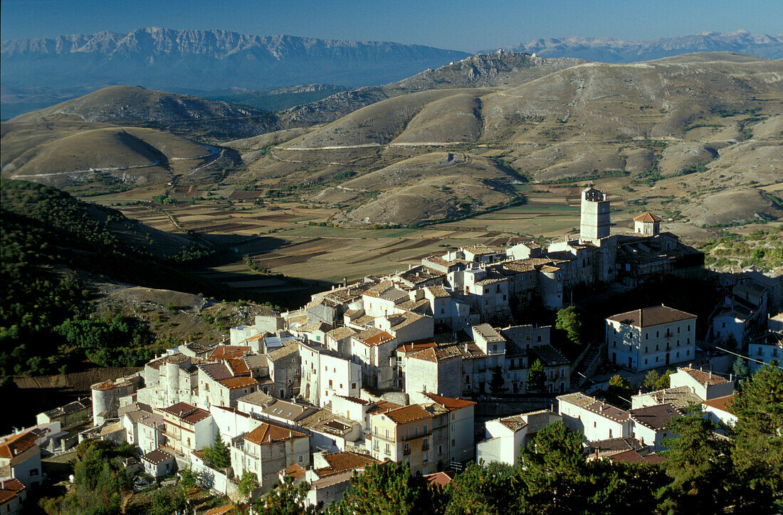 Das Bergdorf Castel del Monte im Sonnenlicht, Abruzzen, Italien