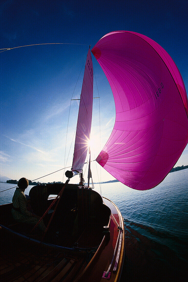 Segelboot im Gegenlicht, Chiemsee, Oberbayern, Deutschland