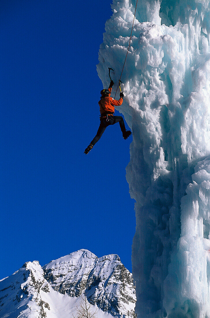 Ein Mann beim Eisklettern, Sand in Taufers, Südtirol, Italien, Europa