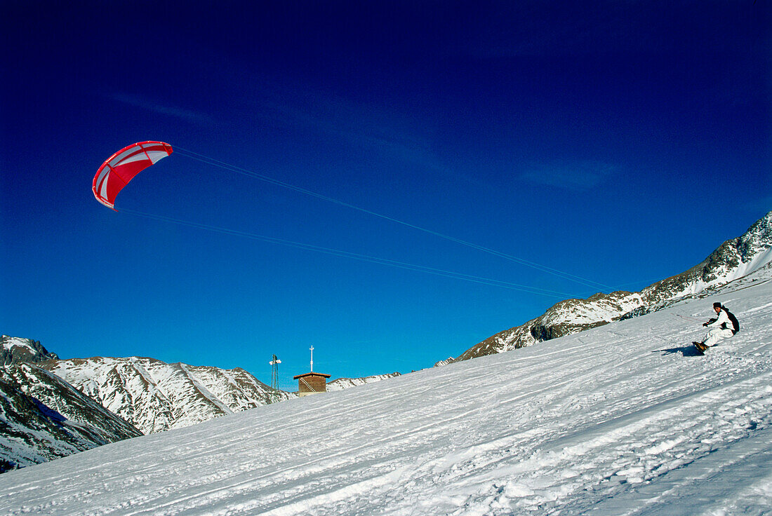 Mann beim Snowkiting, Lermoos, Lechtaler Alpen, Tirol, Österreich