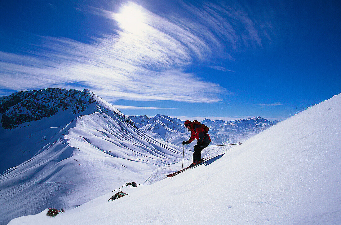 Skifahrer bei der Abfahrt in den Bergen, Vorarlberg, Österreich, Europa
