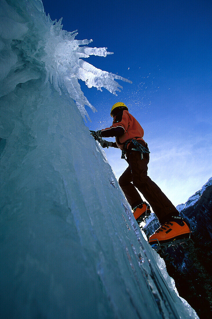 Ein Mann klettert über Eis, Sand in Taufers, Südtirol, Italien