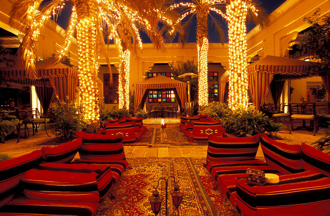 Beleuchteter Innenhof des Royal Mirage Hotel am Abend, Dubai, Vereinigte Arabische Emirate, Vorderasien, Asien