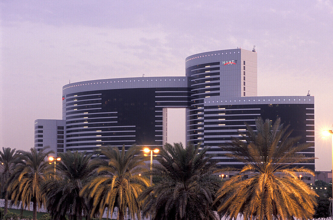 Aussenansicht des Grand Hyatt Hotel bei Sonnenuntergang, Dubai, Vereinigte Arabische Emirate, Vorderasien, Asien