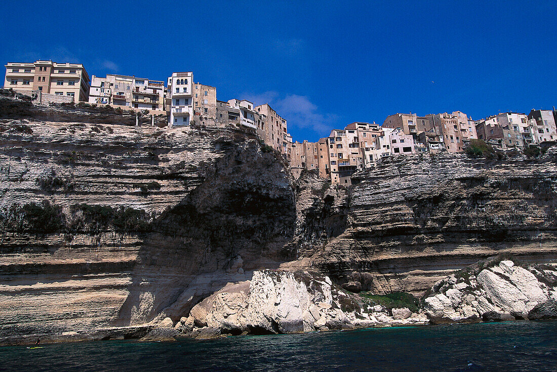 Häuser an der Steilküste unter blauem Himmel, Bonifacio, Korsika, Frankreich, Europa