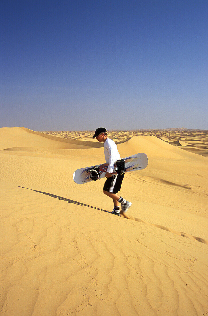 Sandboarder goes Sandbording, Dubai, United Arabic Emirates