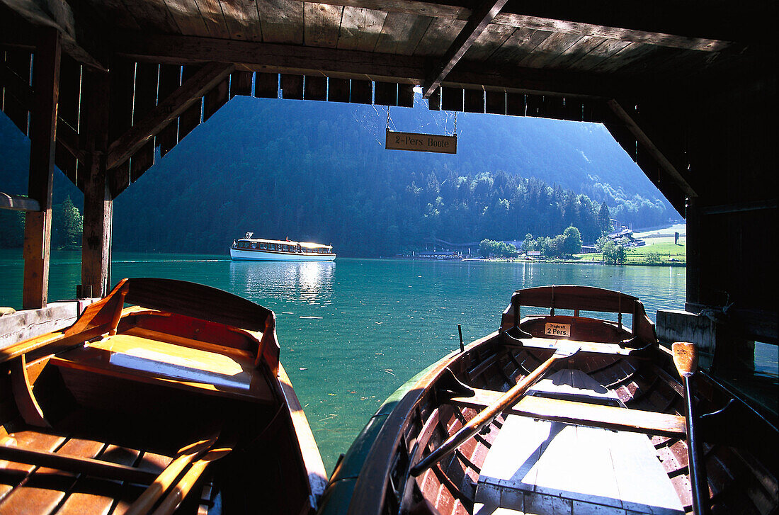 Ruderboote in einem Bootshaus, Königssee, Berchtesgadener Land, Bayern, Deutschland