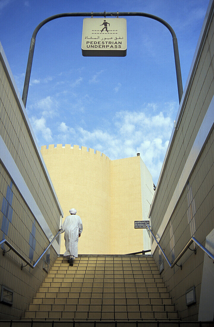 Ein Mensch geht die Treppe einer Unterführung hinauf, Dubai, Vereinigte Arabische Emirate