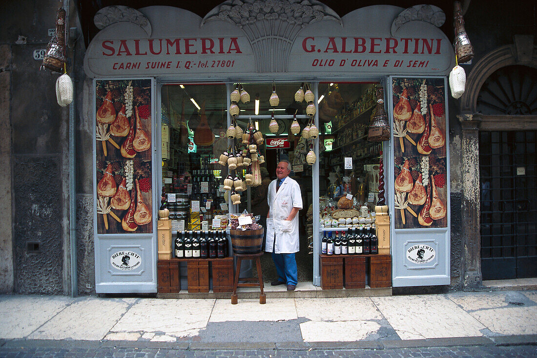 Verkäufer in Delikatessengeschäft, Verona, Veneto, Italien, Europa