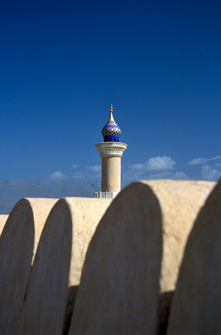 Festung und Minarett unter blauem Himmel, Nizwa, Oman, Vorderasien, Asien