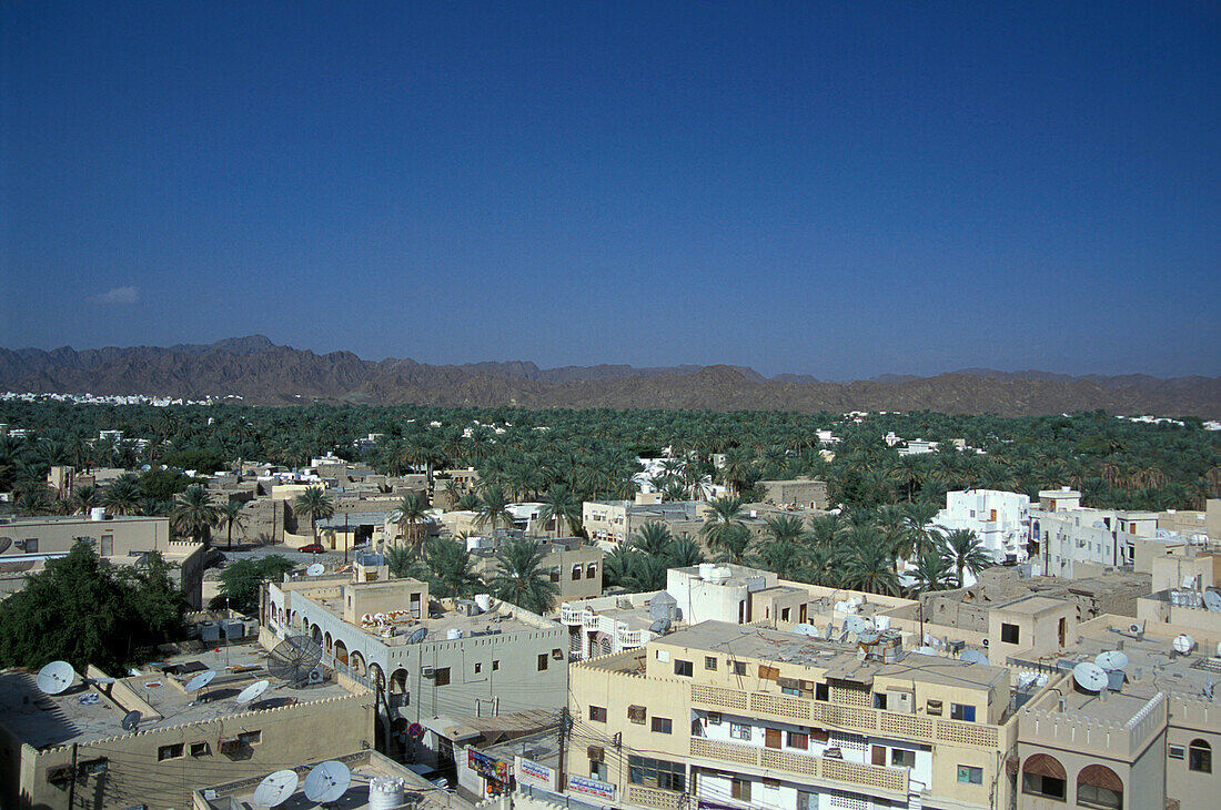 Aussicht über Häuser und Gebirge, Nizwa, Oman, Vorderasien, Asien