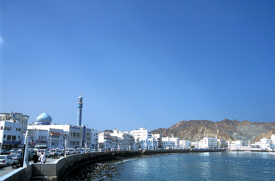 Häuser und Moschee unter blauem Himmel, Maskat, Oman, Vorderasien, Asien