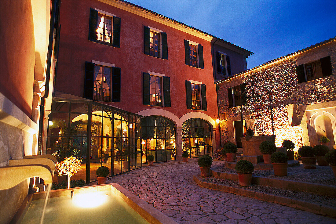 Innenhof des Gran Hotel Son Net am Abend, Puigpunyent, Mallorca, Spanien, Europa