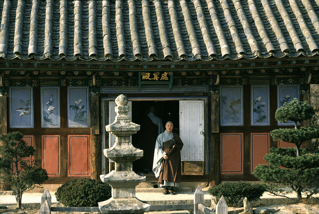 Monk in Haein-sa monastery UNESCO world heritage, , Haein-sa, Kayasan National Park South Korea, Asia